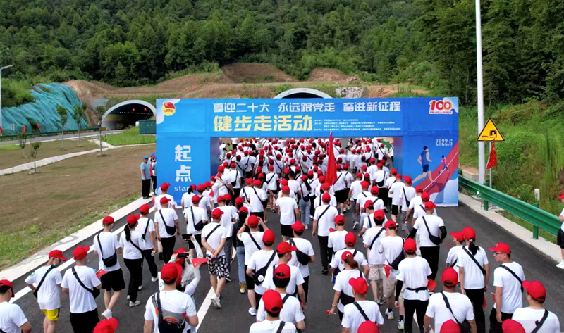 池州市團(tuán)委“喜迎二十大、奮進(jìn)新征程、永遠(yuǎn)跟黨走”健步走活動在公司G318項目舉行6